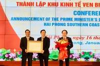 Phó Thủ tướng Chính phủ Trần Hồng Hà trao Quyết định của Thủ tướng Chính phủ thành lập Khu Kinh tế ven biển phía nam Hải Phòng.