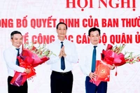 Phó Bí thư Thường trực Thành ủy Hải Phòng trao quyết định và chúc mừng đồng chí Nguyễn Văn Phiệt (phải) và Nguyễn Hoàng Linh (trái) tiếp tục hoàn thành tốt nhiệm vụ của mình trên cương vị mới.