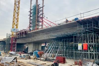 Các nhà thầu đang tập trung đẩy nhanh tiến độ thi công vầu vượt trục thông - hạng mục chính của nút giao thông trọng điểm.