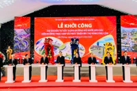 Các đại biểu nhấn nút khởi công dự án đầu tư xây dựng đường Đỗ Mười kéo dài.