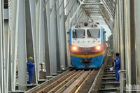 Các đơn vị ngành đường sắt và cơ quan chức năng tiến hành thử tải cầu Đuống.