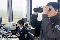 Kiểm soát viên không lưu thuộc VATM thực hiện nhiệm vụ.