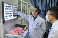 Các bác sĩ Bệnh viện Hữu nghị Việt Đức đánh giá tổn thương trên kết quả cận lâm sàng để có phương án cấp cứu, điều trị cho người bệnh.