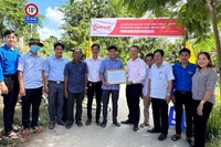 Đại diện lãnh đạo Công ty Nam Dược trao kinh phí hỗ trợ xây cầu cho địa phương.