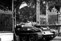 11 giờ 30 phút ngày 30/4/1975, xe tăng quân Giải phóng băng qua cánh cổng sắt, đánh chiếm Phủ Tổng thống ngụy Sài Gòn. (Ảnh: Mai Hưởng/TTXVN)