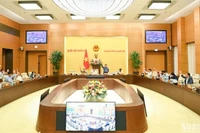 Ủy ban Thường vụ Quốc hội biểu quyết thông qua toàn bộ 21 dự thảo Nghị quyết về việc sắp xếp đơn vị hành chính cấp huyện, cấp xã của 21 tỉnh, thành phố với tỷ lệ 100% tán thành. (Ảnh: DUY LINH)