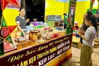 Quầy bán đặc sản của Làng cổ Đường Lâm,thị xã Sơn Tây (Hà Nội) trong lễ hội Quà tặng du lịch Hà Nội 2024.