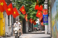 Con ngõ nhỏ tại phố Nguyễn Viết Xuân rực rỡ sắc đỏ chào mừng kỷ niệm 79 năm Cách mạng Tháng Tám và Quốc khánh 2/9.