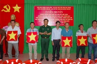 Tặng cờ Tổ quốc và phao cứu sinh cho ngư dân.