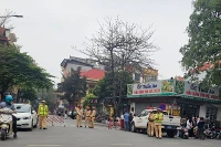 Lực lượng công an phong tỏa phố Chiền thuộc phường Ngô Quyền, thành phố Vĩnh Yên - nơi có nhà riêng của Bí thư Tỉnh ủy Vĩnh Phúc Hoàng Thị Thúy Lan.