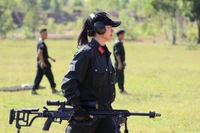 Trung sĩ Ngô Thị Dung trong giờ huấn luyện bắn tỉa. (Ảnh: NVCC)