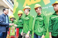 Chủ tịch Tổng Liên đoàn Lao động Nguyễn Đình Khang trao quà tặng công nhân lao động tỉnh Hưng Yên, trong Chương trình " Xây Tết" do Báo Nhân Dân và Công ty Cổ phần xây dựng Coteccons phối hợp tổ chức. Ảnh: Thành Đạt