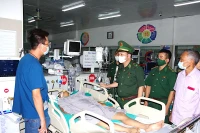 Thiếu tướng Trần Văn Bừng thăm, động viên gia đình Thiếu tá Nguyễn Văn Chương. 