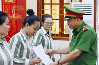 Trung tướng Nguyễn Văn Phục trao Quyết định đặc xá cho các phạm nhân đủ điều kiện.