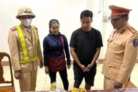 Nguyễn Thị Loan (chủ xe) và Nguyễn Thái Phong (lái xe) cùng tang vật.