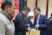 Phó Chủ tịch Tổng Liên đoàn Lao động Việt Nam, Chủ tịch Công đoàn Viên chức Việt Nam Ngọ Duy Hiểu tặng quà đoàn viên, người lao động nhân dịp Tết Nguyên đán năm 2024.