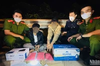 Lực lượng chức năng bắt giữ hai đối tượng cùng tang vật. 