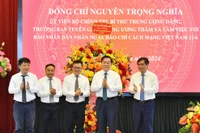 Đồng chí Nguyễn Trọng Nghĩa, Ủy viên Bộ Chính trị, Bí thư Trung ương Đảng, Trưởng Ban Tuyên giáo Trung ương tặng lẵng hoa chúc mừng tập thể cán bộ, nhân viên Báo Nhân Dân.