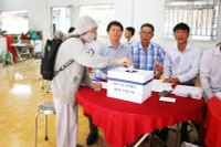 Người dân bốc thăm nhận đất tái định cư.