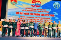 Ban Tổ chức tặng quà "Nghĩa tình Trường Sơn" cho các hội viên.