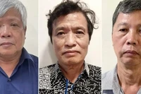 Cựu Thứ trưởng Tài nguyên và Môi trường (ngoài cùng bên trái) và các bị can khác. (Nguồn: Bộ Công an)