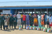 Các sĩ quan tổ công tác số 4 Bộ Công an tặng quà cho người dân ở trại tạm cư ở Nam Sudan. (Ảnh: VNFPU1)