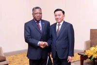Thường trực Ban Bí thư Trần Cẩm Tú tiếp đồng chí Jorge Inocenio Dombolo, Ủy viên Bộ Chính trị Đảng Phong trào nhân dân giải phóng Angola. (Ảnh: Xuân Khu-TTXVN)