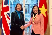 Thứ trưởng Ngoại giao Lê Thị Thu Hằng gặp Quốc vụ khanh Bộ Ngoại giao Anh Catherine West. (Ảnh: Bộ Ngoại giao)