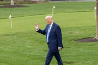 Tổng thống Mỹ Donald Trump vẫy tay chào báo chí khi chuẩn bị lên trực thăng Marine One tại Nhà Trắng ở Washington, D.C., vào ngày 28/3. (Ảnh: Tân Hoa xã)