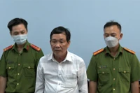 Ông Nguyễn Văn Thăm (áo trắng) bị Cơ quan Cảnh sát điều tra Công an tỉnh Bạc Liêu khởi tố bị can và khám xét nơi ở, nơi làm việc.