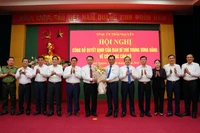 Các đồng chí Thường trực, Ban Thường vụ Tỉnh ủy Thái Nguyên chúc mừng đồng chí Phó Bí thư Tỉnh ủy Nguyễn Huy Dũng.