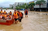Hỗ trợ người dân trong lũ do ảnh hưởng của bão số 3 ở Thái Nguyên. (Ảnh: THẾ BÌNH)