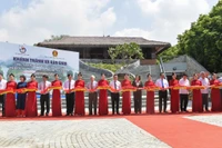 Các đại biểu cắt băng khánh thành, bàn giao di tích Trường dạy làm báo Huỳnh Thúc Kháng.