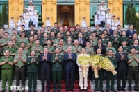 Tổng Bí thư, Chủ tịch nước Tô Lâm, Bí thư Quân ủy Trung ương với các đồng chí lãnh đạo Bộ Quốc phòng và Bộ Công an tại Lễ trao quyết định thăng cấp bậc hàm, quân hàm Đại tướng, Thượng tướng (Ảnh: LÂM KHÁNH/TTXVN)
