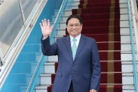 Thủ tướng Phạm Minh Chính lên đường tham dự Hội nghị Cấp cao ASEAN lần thứ 43 tại Jakarta (Indonesia). (Ảnh: Dương Giang/TTXVN)