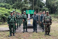 Đồn Biên phòng Hồ Le và lực lượng bảo vệ biên giới Rattanakiri, Campuchia trao đổi thông tin tại cột mốc 17.