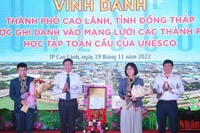 Bà Miki Nozawa trao chứng nhận cho thành phố Cao Lãnh và nhận biểu trưng, hoa do Đồng Tháp trao tặng. (Ảnh: HỮU NGHĨA)