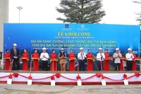 Các đại biểu khởi công dự án.