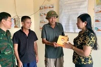 Đồng chí Nguyễn Lan Hương động viên và tặng quà cho lực lượng trực chốt điếm canh đê.