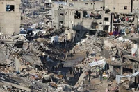Những tòa nhà bị phá hủy do xung đột tại Dải Gaza. (Ảnh: THX/TTXVN)