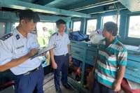 Cảnh sát biển làm việc với Thuyền trưởng Tàu TG 90297 TS.