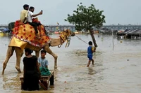 Cảnh ngập lụt trên một cánh đồng ven bờ sông Hằng ở Ấn Độ ngày 6/8 (Nguồn: Yahoo News)