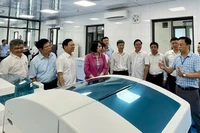 Thứ trưởng Bộ Y tế Nguyễn Thị Liên Hương thăm các trang, thiết bị hiện đại tại Tòa nhà CDC Thái Bình cao 15 tầng mới được đưa vào sử dụng.
