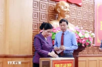 Bí thư Tỉnh ủy Lai Châu, Giàng Páo Mỷ cùng Chủ tịch UBND tỉnh Lê Văn Lương ủng hộ đồng bào bị thiệt hại do cơn bão số 3. (Ảnh: TTXVN)