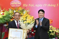 Chủ tịch nước Lương Cường trao Huy hiệu 40 năm tuổi Đảng, tặng hoa chúc mừng Chủ nhiệm Văn phòng Chủ tịch nước Lê Khánh Hải.