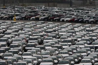 Ô tô nhập khẩu tại cảng Long Beach, California, Mỹ. (Ảnh: Getty Images/TTXVN)