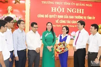 Bí thư Tỉnh ủy Quảng Ngãi Bùi Thị Quỳnh Vân trò chuyện với cán bộ trẻ.