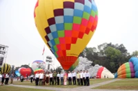 Lãnh đạo tỉnh Tuyên Quang chụp ảnh lưu niệm tại lễ hội.