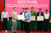Đồng chí Nguyễn Hưng Vượng, Chủ tịch Ủy ban Mặt trận Tổ quốc Việt Nam tỉnh Tuyên Quang trao Bằng khen cho Văn phòng đại diện Báo Nhân Dân tại Tuyên Quang.