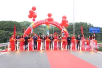 Các đại biểu cắt băng khánh thành cầu Bạch Xa qua sông Lô.
